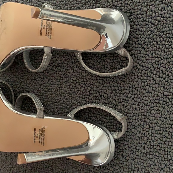 Steve Madden Silver Heels - Picture 4 of 6